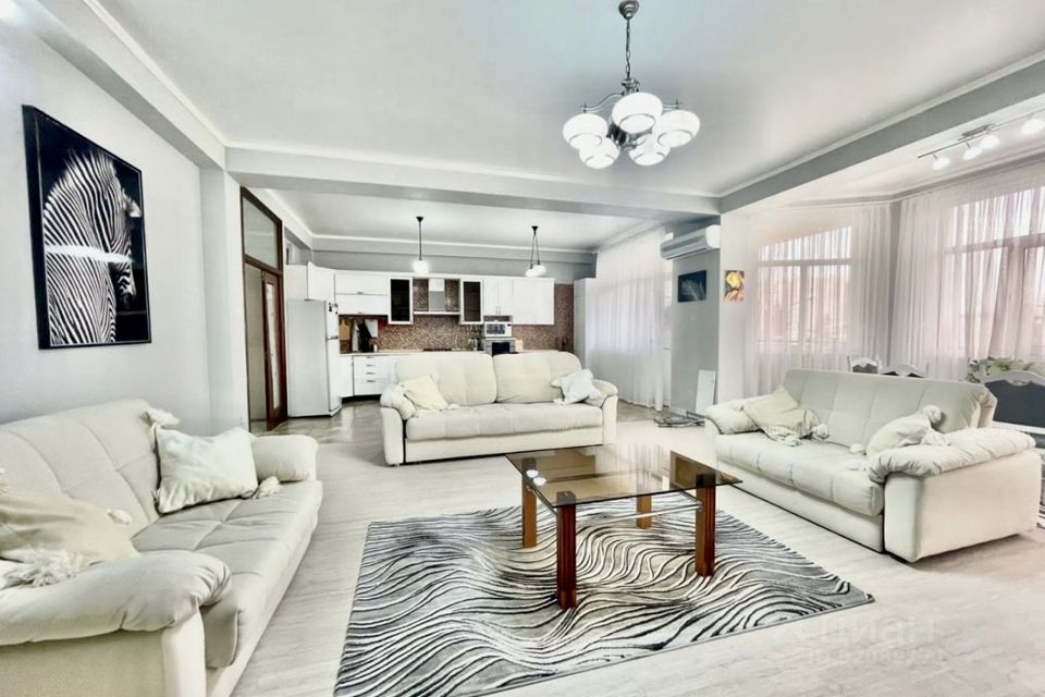 Продаётся 3-комнатная квартира, 140 м²