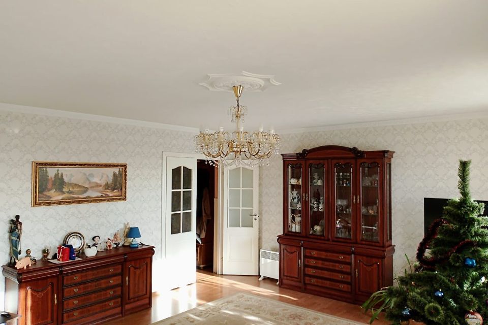 Продаётся 4-комнатная квартира, 200 м²