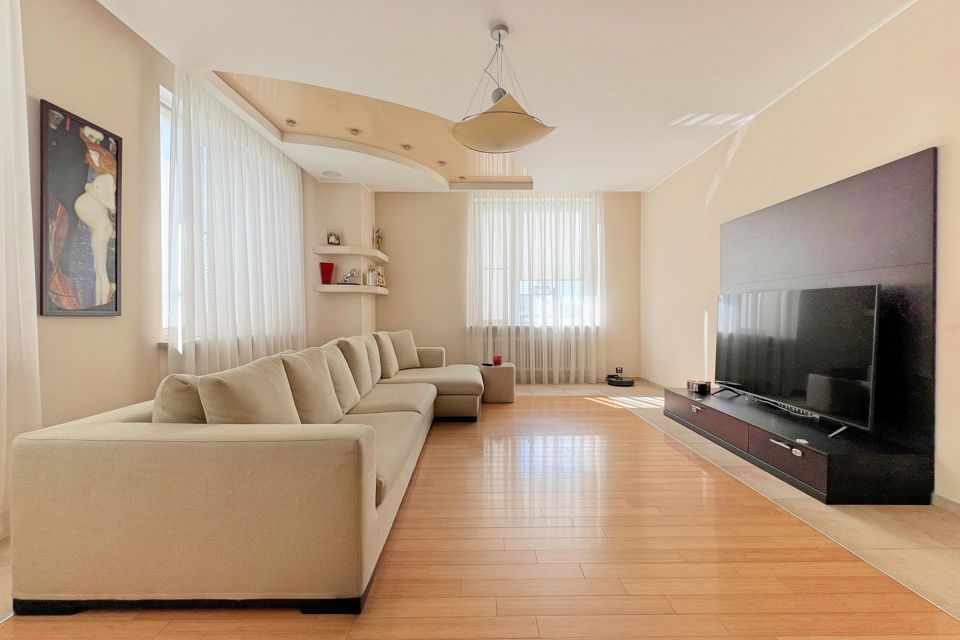 Продаётся 3-комнатная квартира, 135 м²