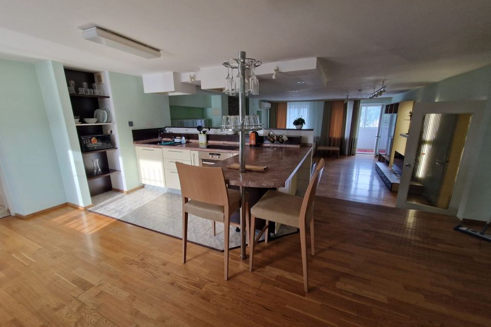 Продаётся 3-комнатная квартира, 139.3 м²