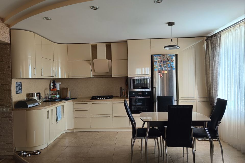 Продаётся 2-комнатная квартира, 111 м²