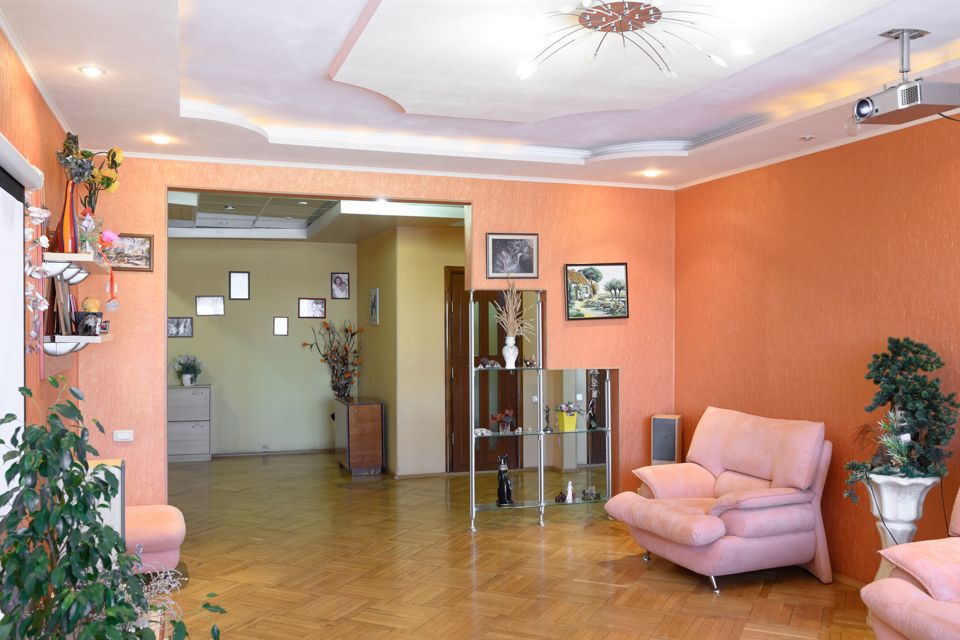 Продаётся 4-комнатная квартира, 140 м²