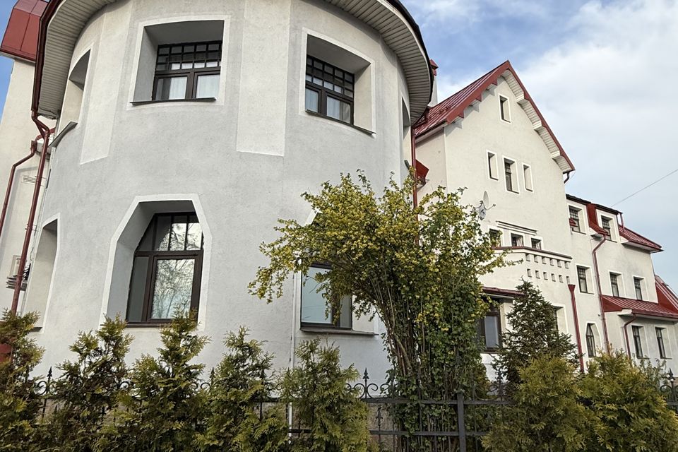 Продаётся 3-комнатная квартира, 144 м²
