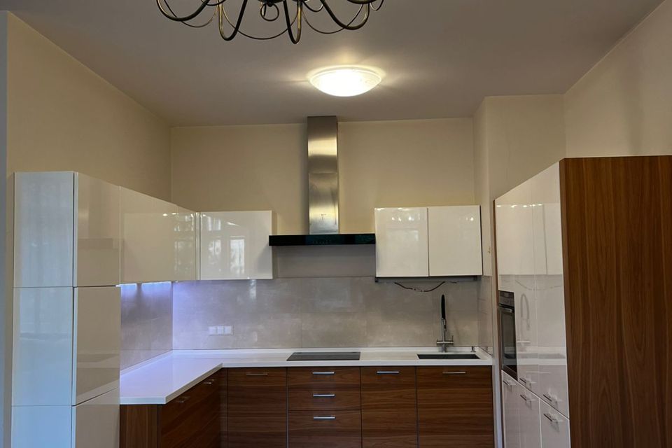 Продаётся 4-комнатная квартира, 165 м²