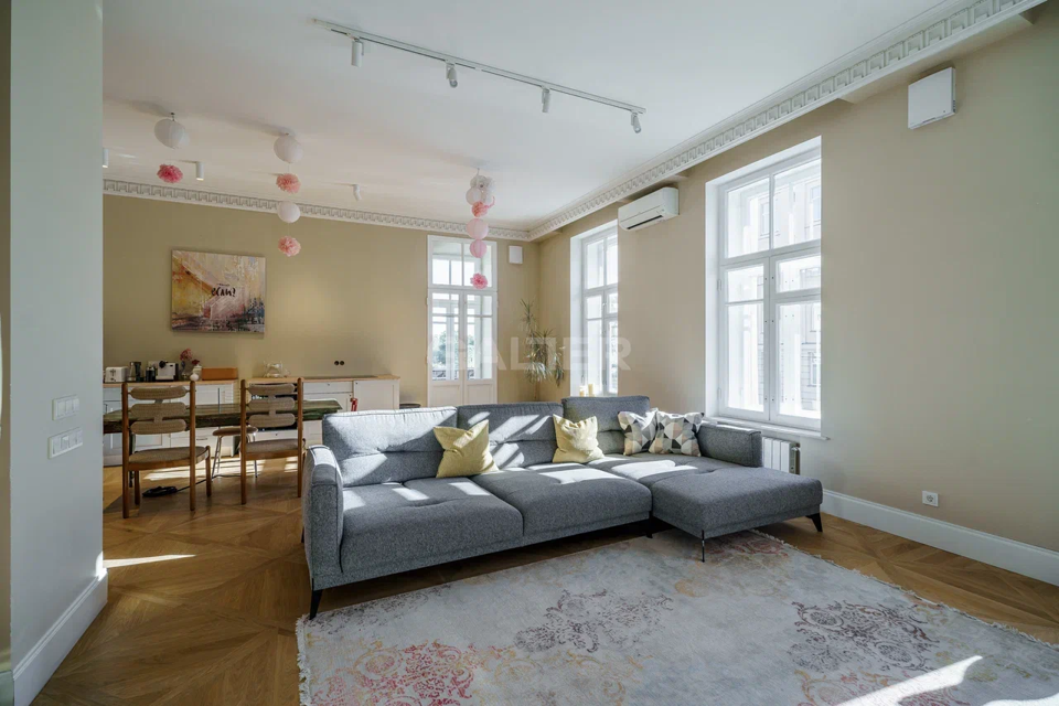 Продаётся 4-комнатная квартира, 178.5 м²