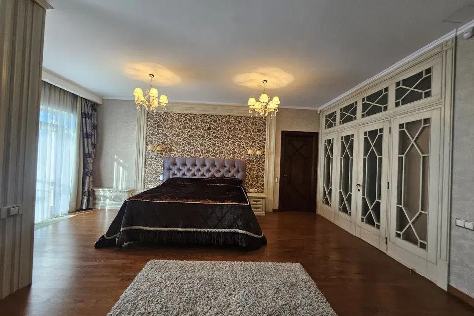Продаётся 4-комнатная квартира, 400 м²