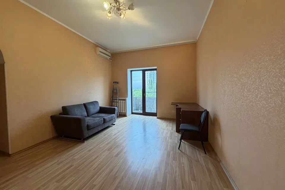 Продаётся 2-комнатная квартира, 65 м²
