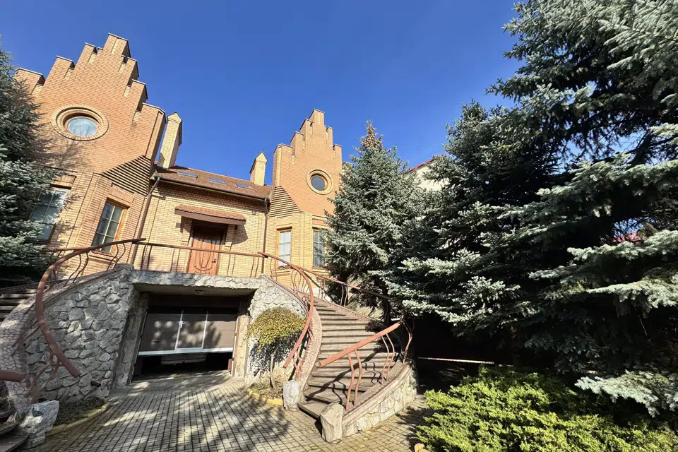 Продаётся 3-этажный дом, 356.8 м²