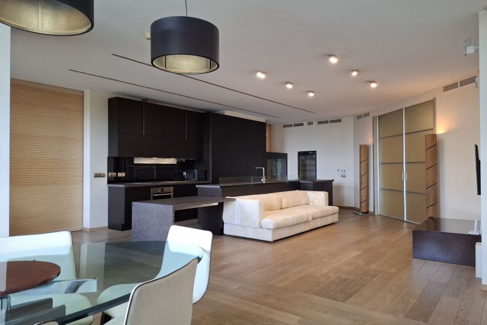 Продаётся 4-комнатная квартира, 200.6 м²