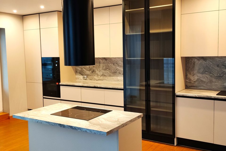 Продаётся 4-комнатная квартира, 196.6 м²