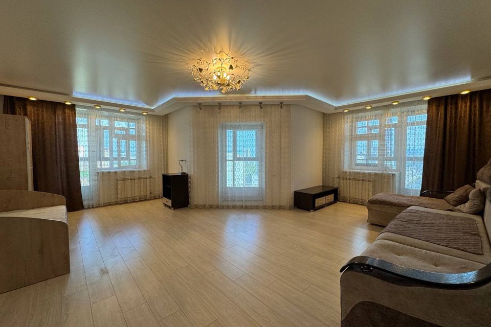 Продаётся 4-комнатная квартира, 127.7 м²