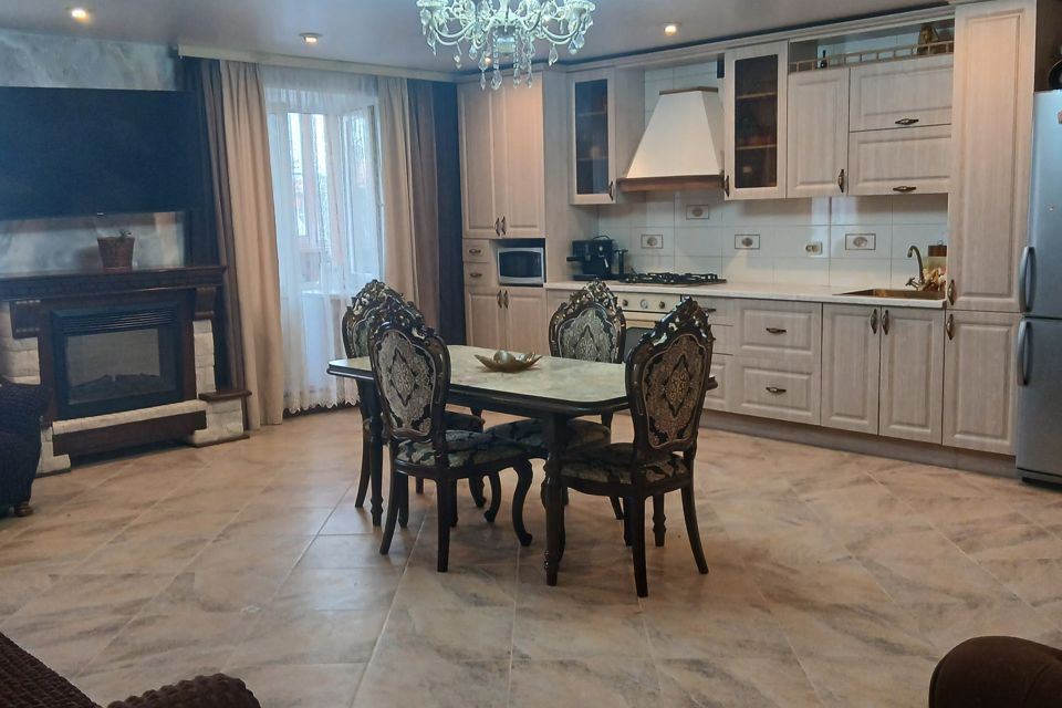 Продаётся 3-комнатная квартира, 112 м²
