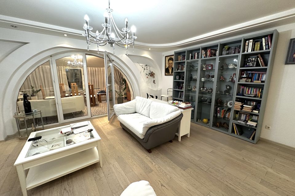 Продаётся 4-комнатная квартира, 156.8 м²