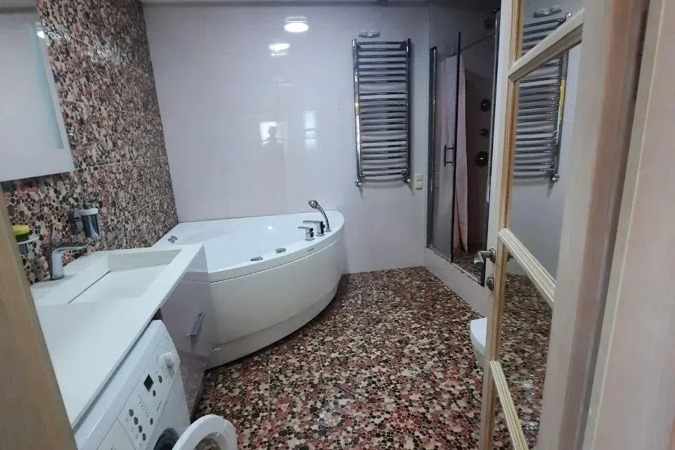 Продаётся 3-комнатная квартира, 106 м²