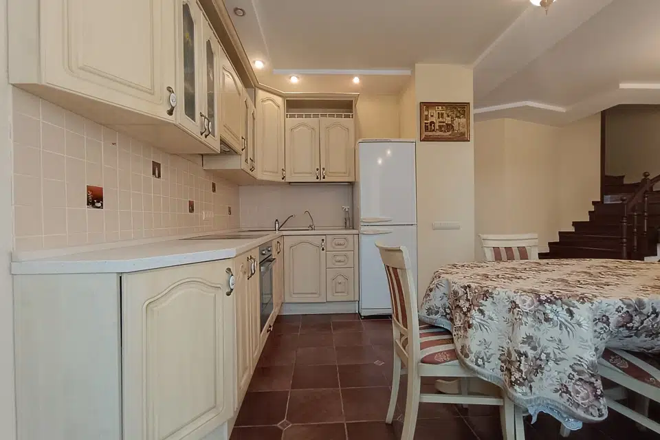 Продаётся 4-комнатная квартира, 139.5 м²