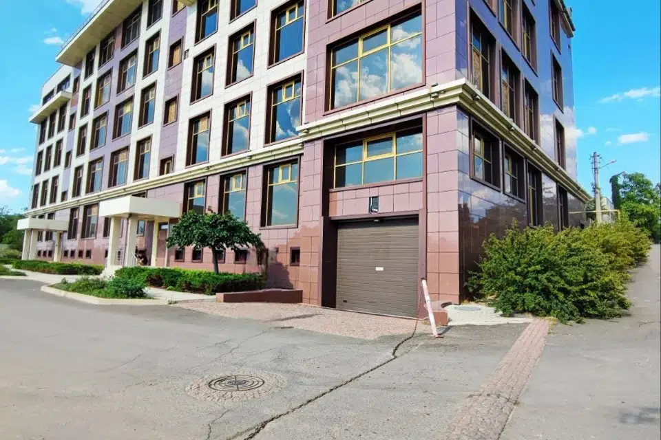 Продаётся 3-комнатная квартира, 178 м²