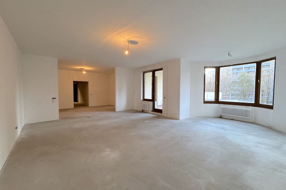 Продаётся 4-комнатная квартира, 205.5 м²