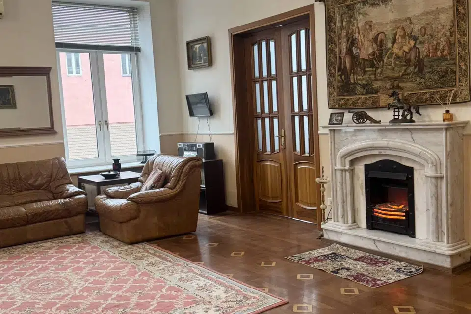 Продаётся 4-комнатная квартира, 200 м²