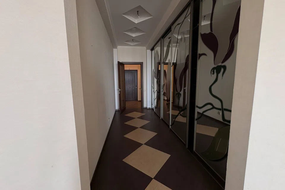 Продаётся 4-комнатная квартира, 151 м²