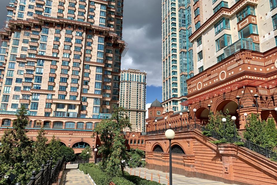 Продаётся 4-комнатная квартира, 195.5 м²