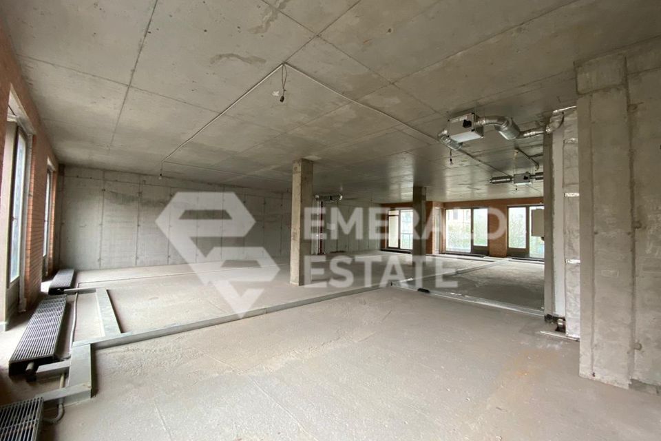 Продаётся 4-комнатная квартира, 213.4 м²