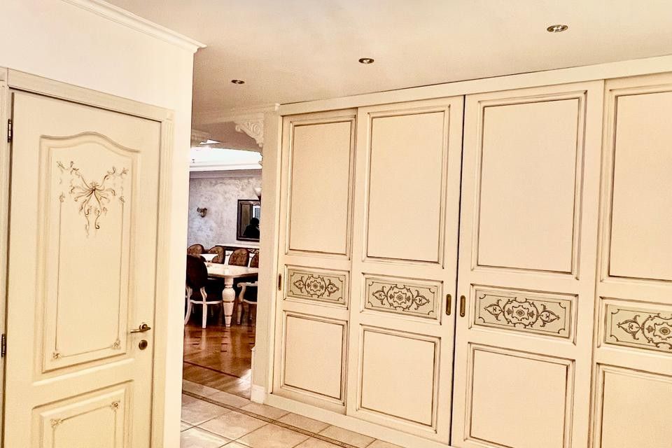 Продаётся 4-комнатная квартира, 236.8 м²