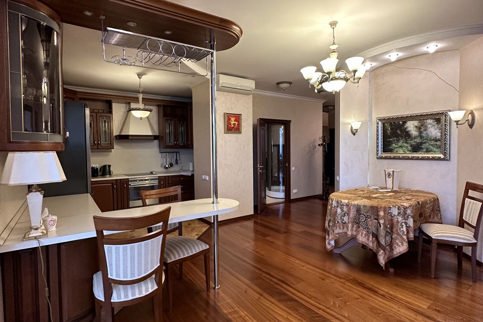 Продаётся 3-комнатная квартира, 139.7 м²