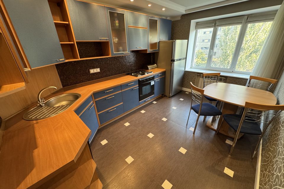 Продаётся 4-комнатная квартира, 90 м²