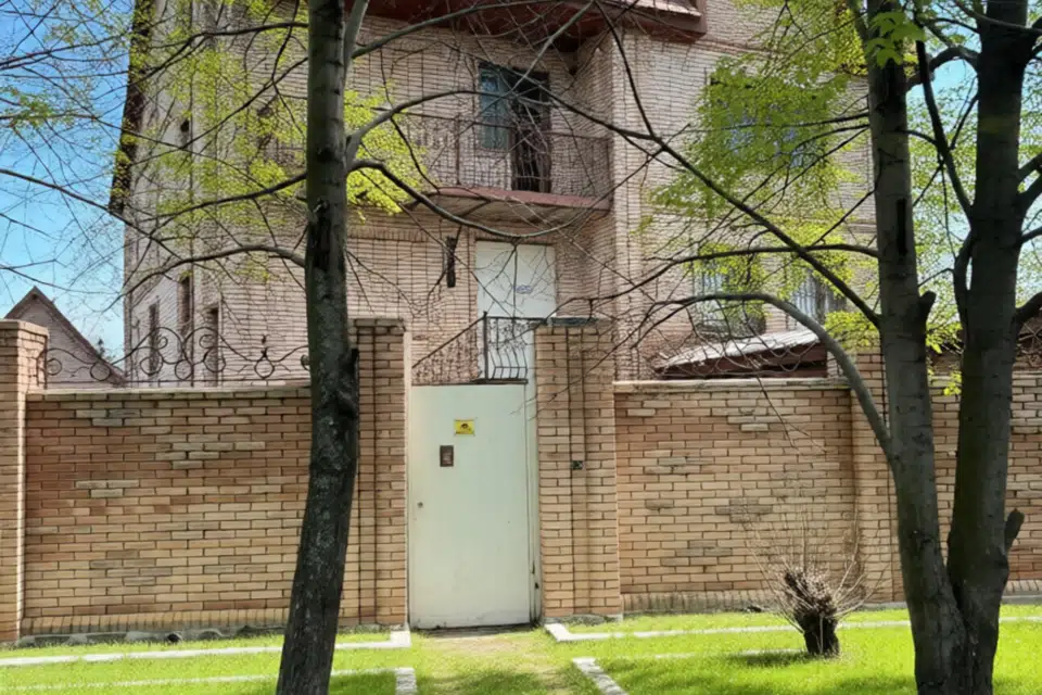 Продаётся 4-этажный дом, 400 м²