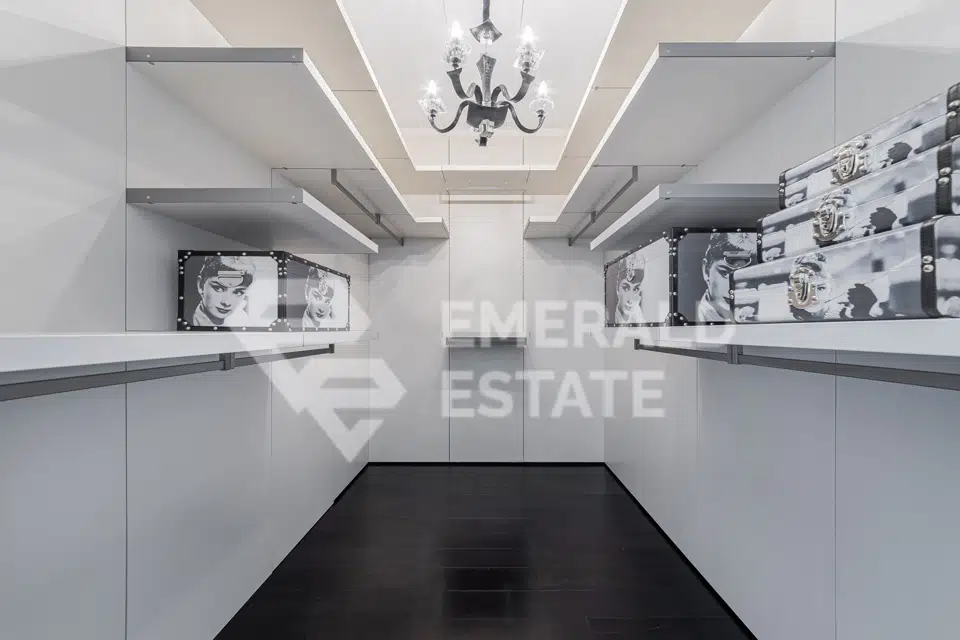 Продаётся 5-комнатная квартира, 458 м²