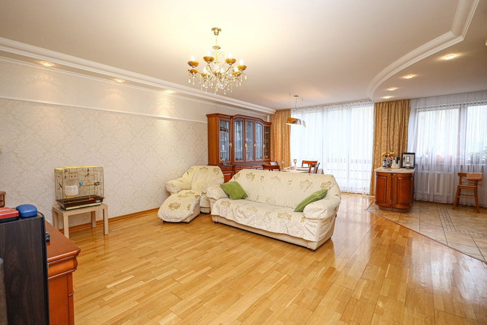 Продаётся 4-комнатная квартира, 145.5 м²