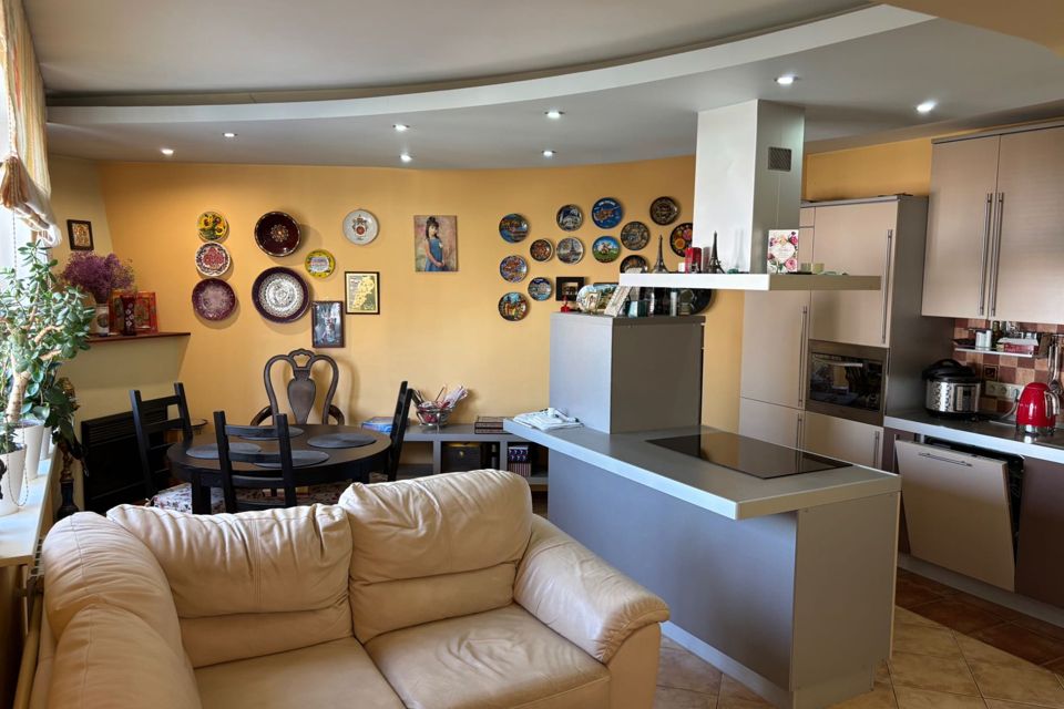Продаётся 3-комнатная квартира, 107.8 м²