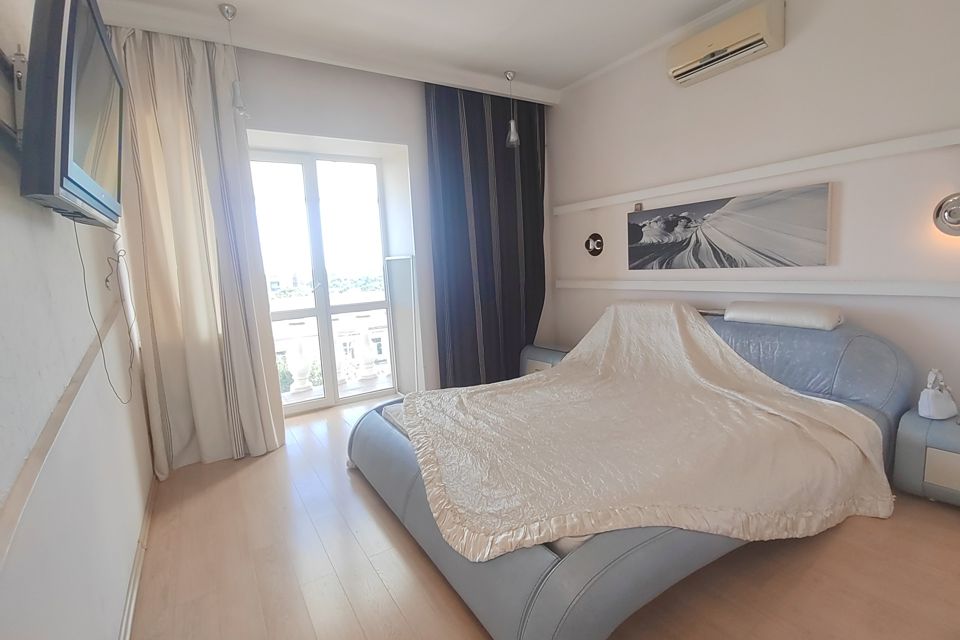 Продаётся 4-комнатная квартира, 155.5 м²