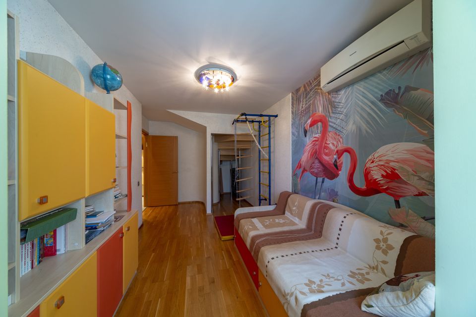 Продаётся 4-комнатная квартира, 153.6 м²