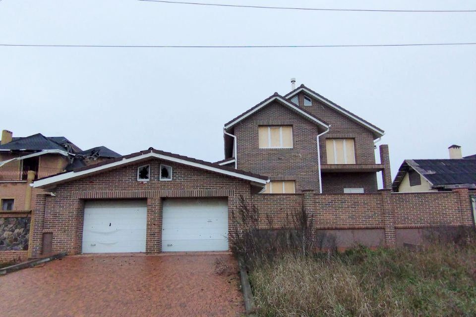 Продаётся 3-этажный дом, 300 м²