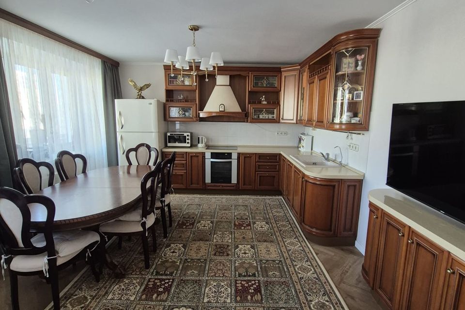 Продаётся 4-комнатная квартира, 162 м²