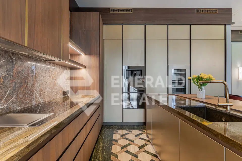 Продаётся 3-комнатная квартира, 155 м²