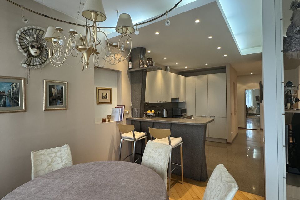 Продаётся 3-комнатная квартира, 108 м²