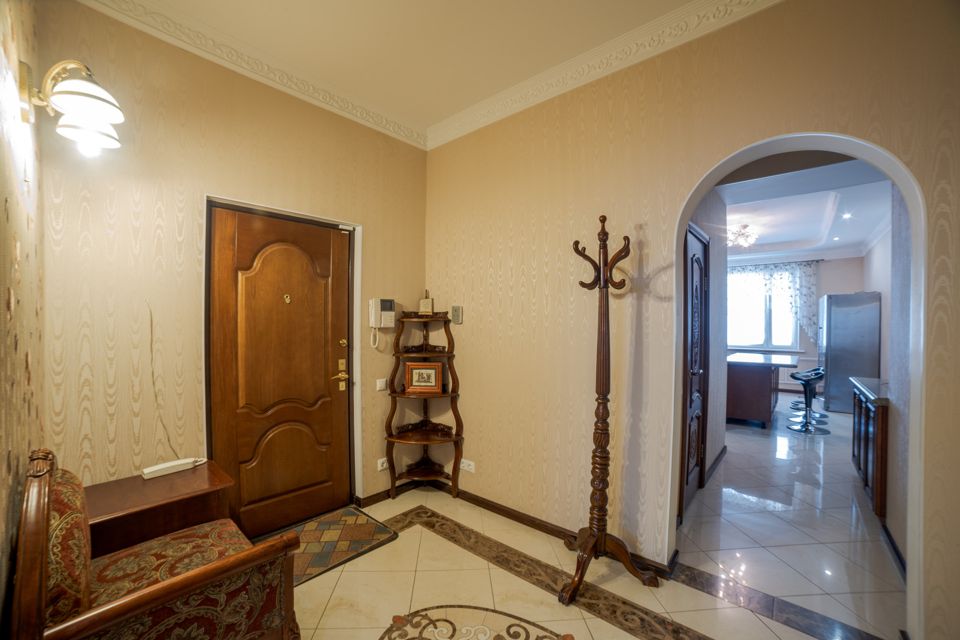 Продаётся 4-комнатная квартира, 215 м²