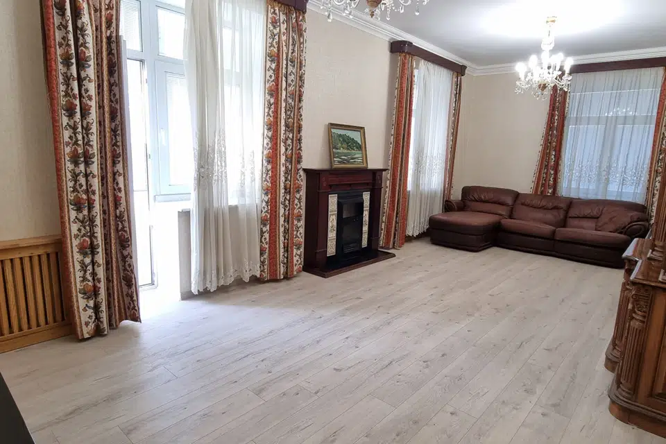 Продаётся 3-комнатная квартира, 105.6 м²