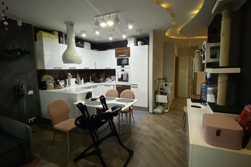 Продаётся 1-комнатная квартира, 64 м²