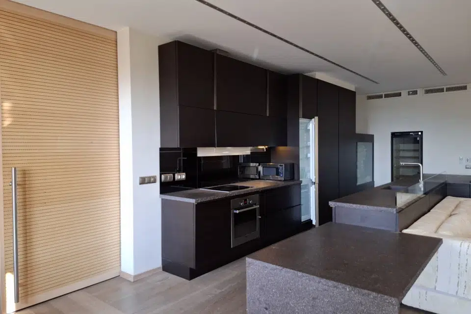 Продаётся 4-комнатная квартира, 200.6 м²