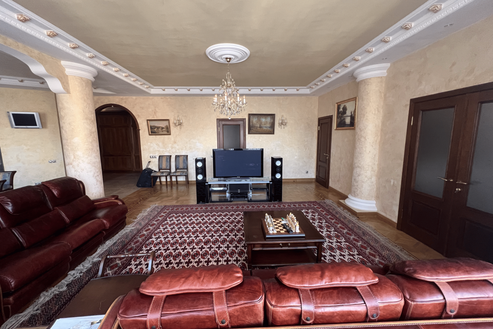 Продаётся 3-комнатная квартира, 129.5 м²