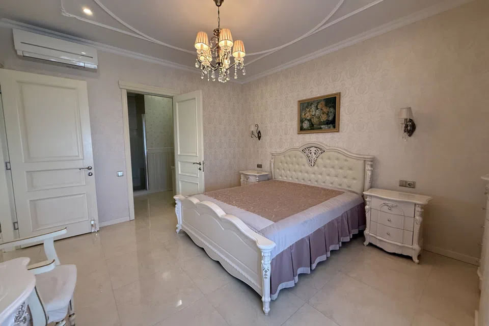 Продаётся 3-комнатная квартира, 130 м²
