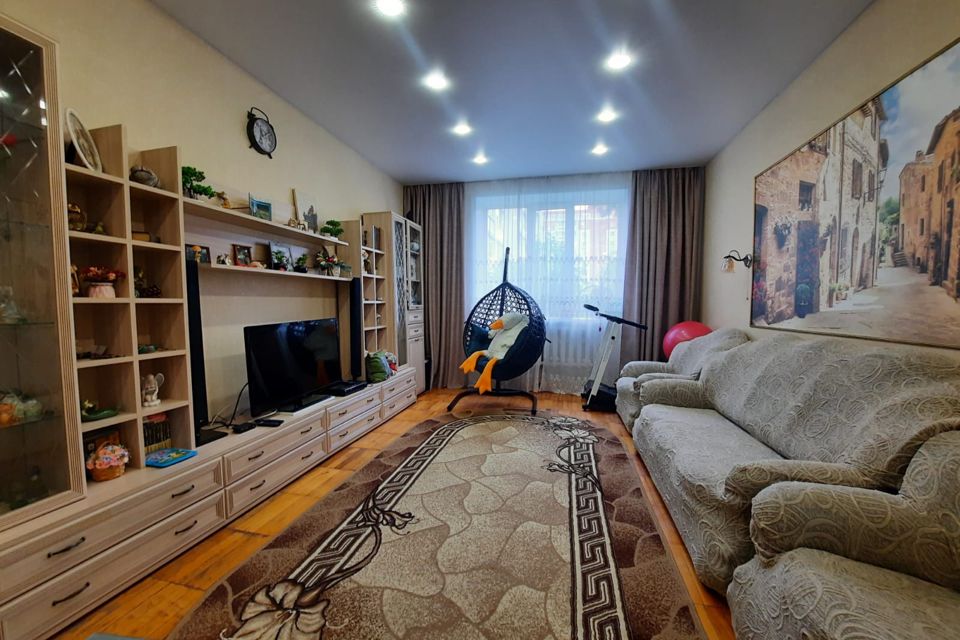 Продаётся 4-комнатная квартира, 132.6 м²