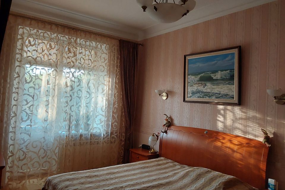 Продаётся 4-комнатная квартира, 145.5 м²