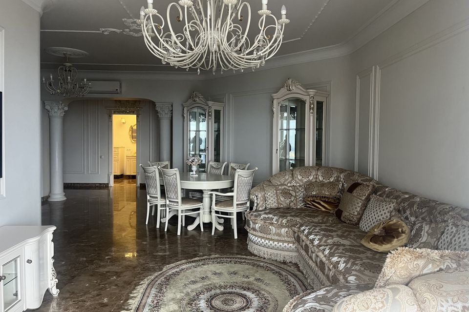 Продаётся 3-комнатная квартира, 210.4 м²