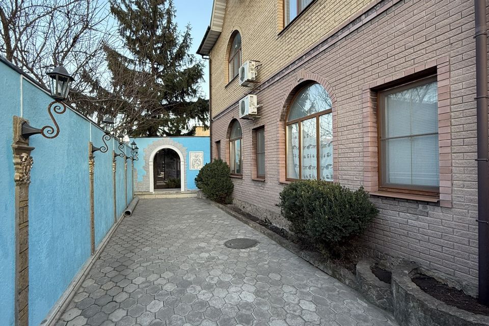 Продаётся 3-этажный дом, 245 м²