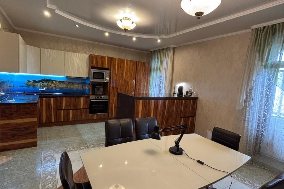 Продаётся 4-комнатная квартира, 215 м²