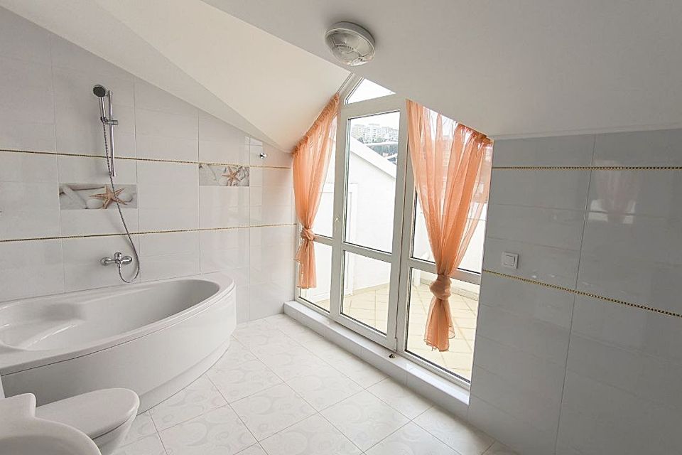 Продаётся 4-комнатная квартира, 210 м²